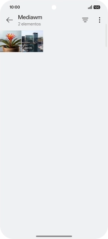 Mantén pulsados una fotografía o un vídeo durante unos instantes.