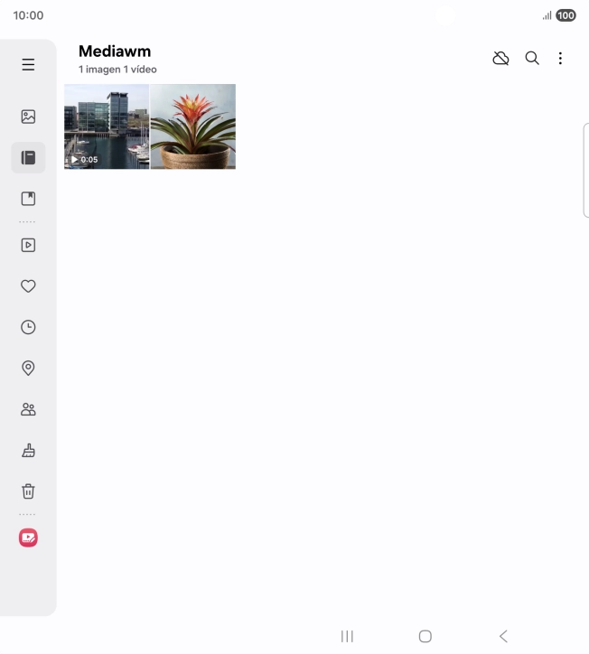 Mantén pulsados una fotografía o un vídeo durante unos instantes.