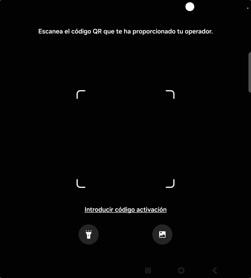 Coloca el código QR dentro del marco de la cámara del teléfono para escanearlo.