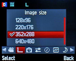 Highlight the required picture size and press the Navigation key.