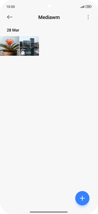 Mantén pulsados una fotografía o un vídeo durante unos instantes.